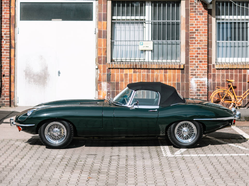 Image 2/63 de Jaguar E-Type (1969)