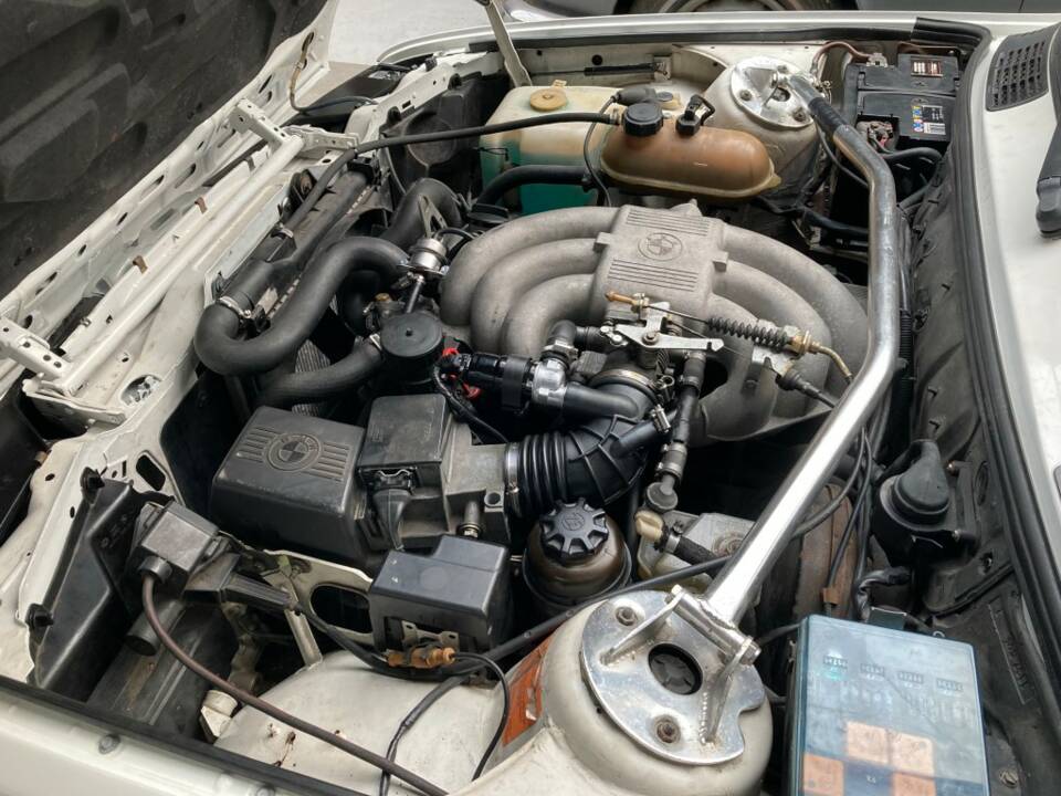 Image 18/34 de BMW 325i (1987)