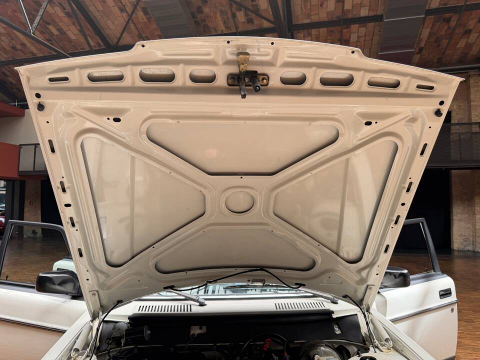 Bild 35/43 von Volvo 240 (1989)