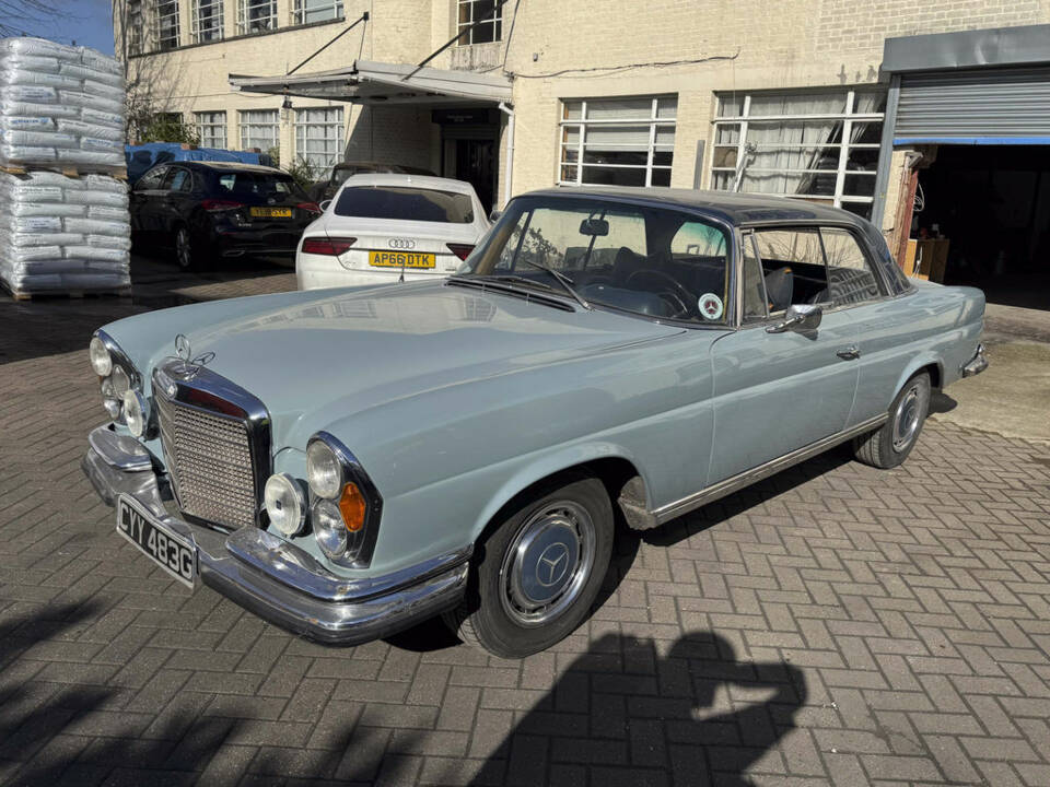 Image 2/8 of Mercedes-Benz 280 SE (1969)