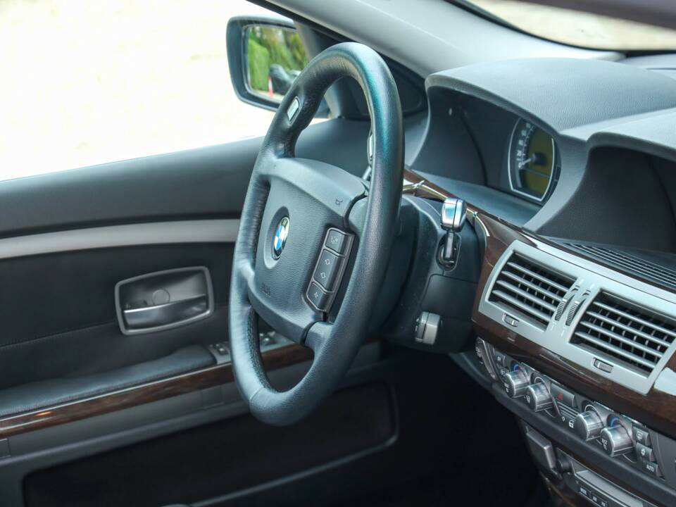 Immagine 48/50 di BMW 750i (2007)