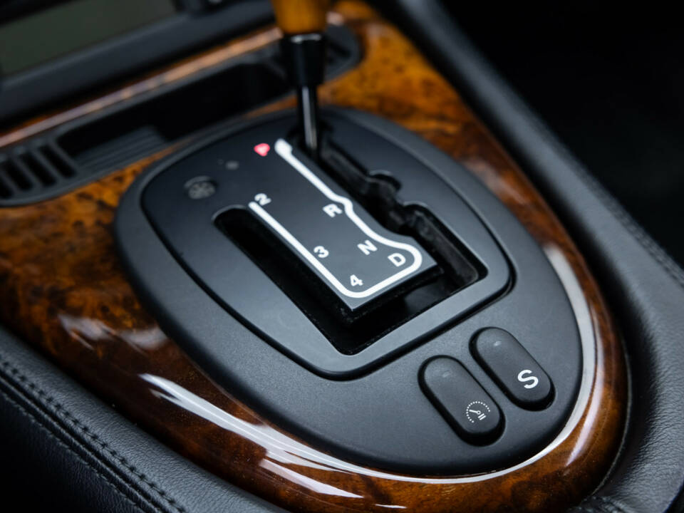 Image 14/26 of Jaguar XK8 4.0 (1999)