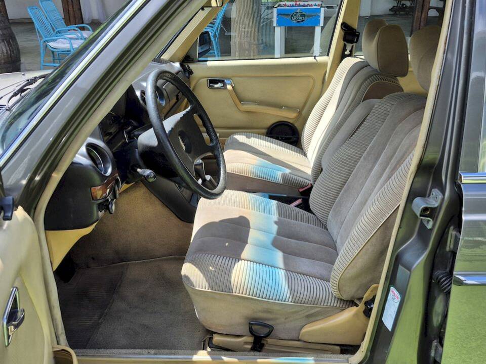 Image 30/71 of Mercedes-Benz 240 D (1980)