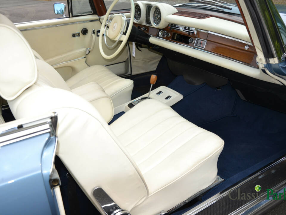 Image 19/50 of Mercedes-Benz 280 SE 3,5 (1971)