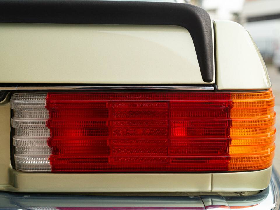 Image 14/50 of Mercedes-Benz 500 SEC (1984)