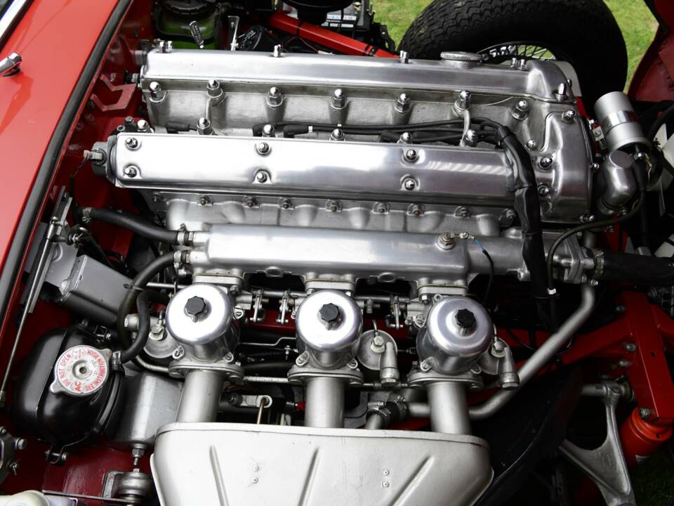 Image 28/50 de Jaguar E-Type (1968)