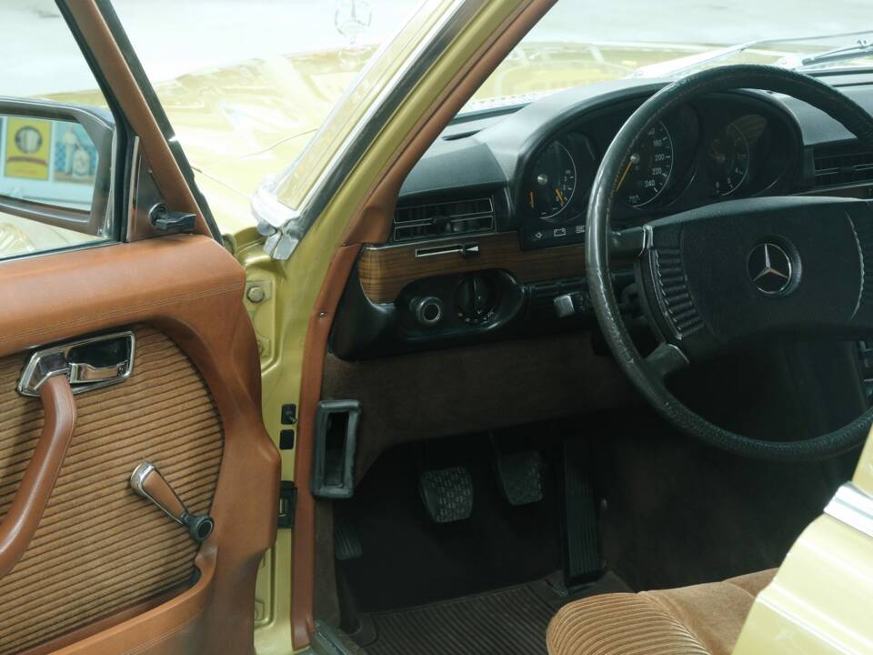 Image 22/50 de Mercedes-Benz 280 SE (1975)