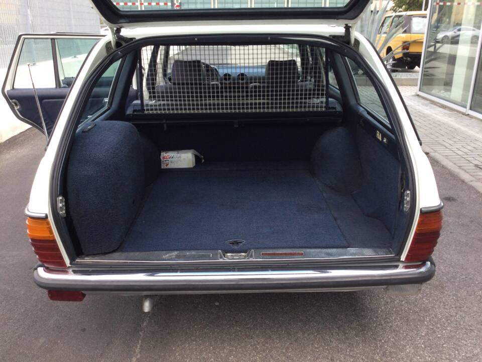 Immagine 13/39 di Mercedes-Benz 240 TD (1983)