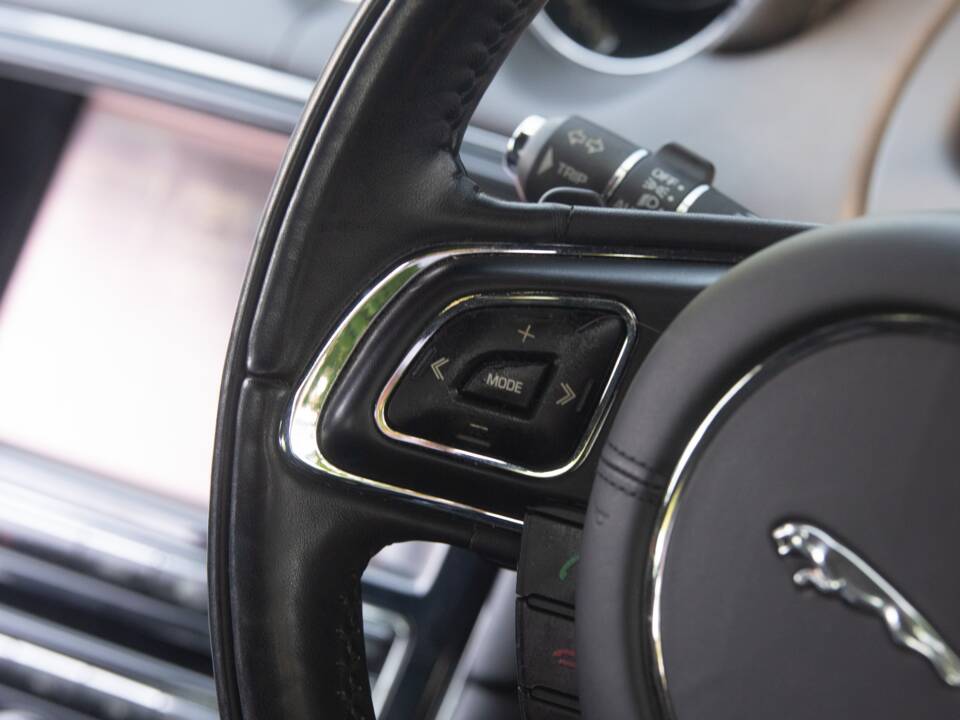 Immagine 34/37 di Jaguar XJ 5.0 (2011)