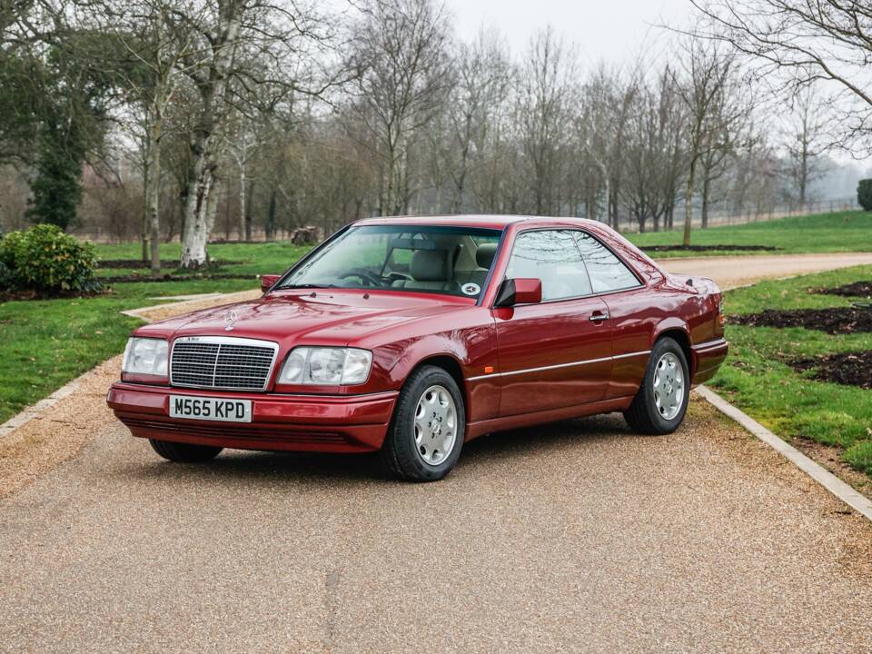 Immagine 16/47 di Mercedes-Benz E 220 (1995)