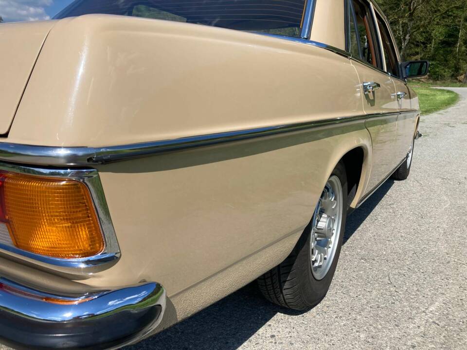 Image 13/49 de Mercedes-Benz 230&#x2F;4 (1974)