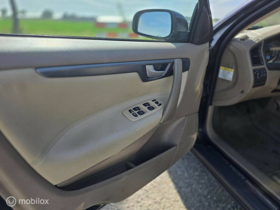 Image 27/39 of Volvo V 70 2.4 (2006)