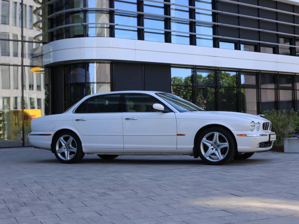 Imagen 16/77 de Jaguar XJ 8 4.2 (2005)