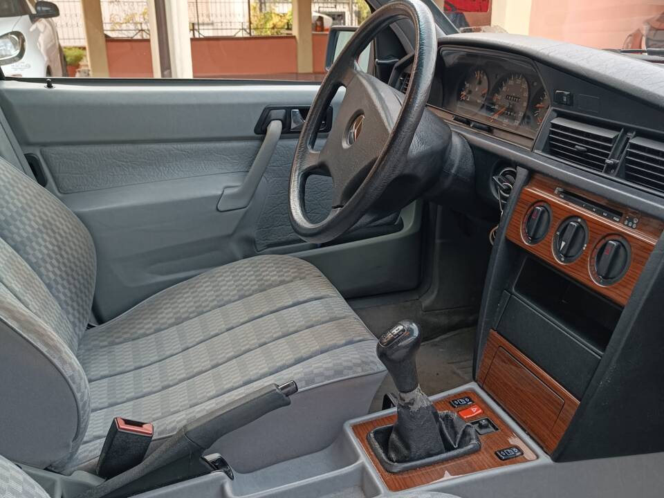 Image 3/6 of Mercedes-Benz 190 E 1.8 (1992)