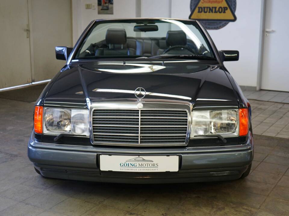 Immagine 3/30 di Mercedes-Benz 320 CE (1993)