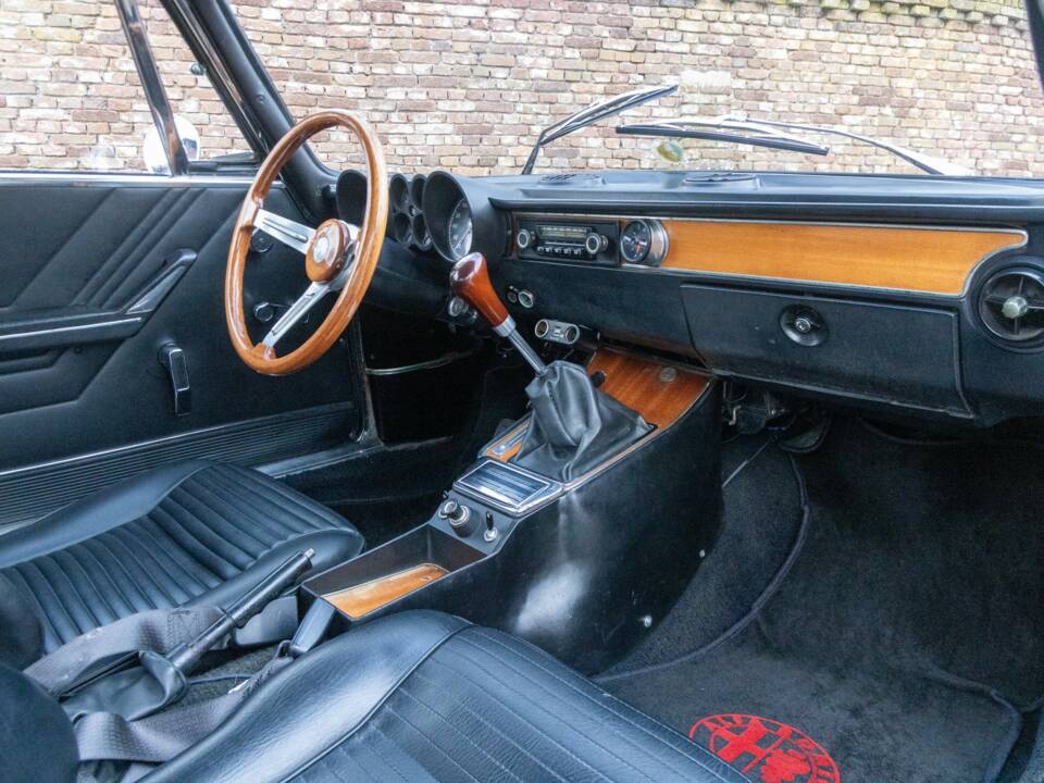 Image 29/50 of Alfa Romeo Giulia GT 1300 Junior (1971)