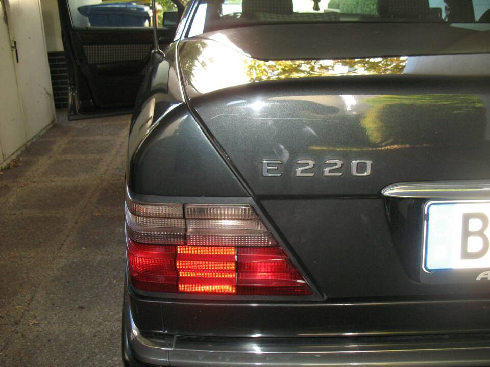 Bild 18/32 von Mercedes-Benz E 220 (1995)