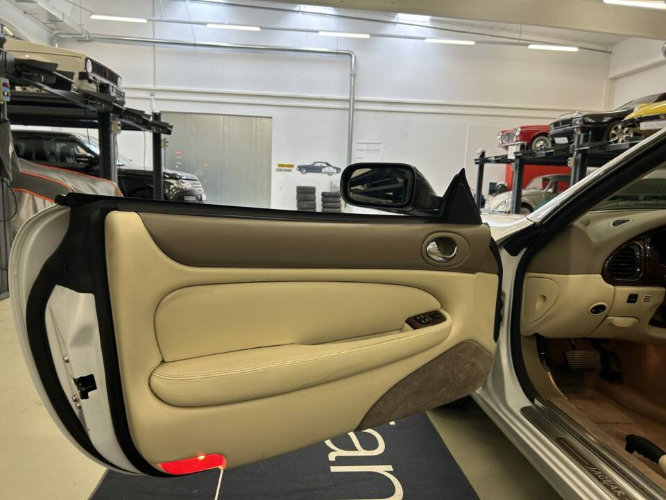 Immagine 9/28 di Jaguar XK8 4.0 (1997)