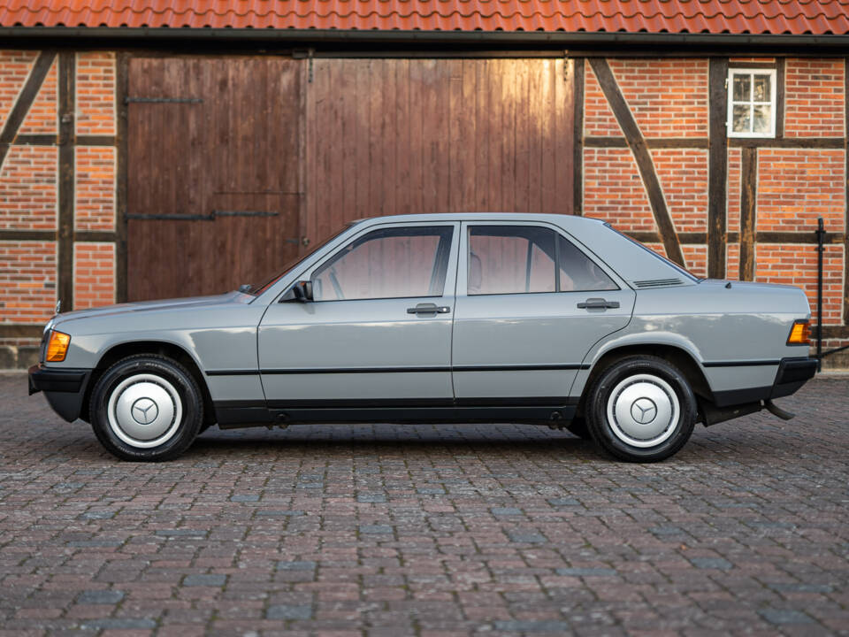 Afbeelding 10/38 van Mercedes-Benz 190 E (1983)