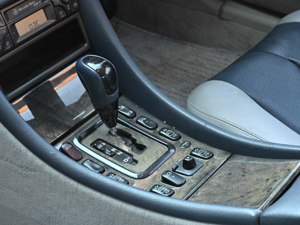 Image 28/50 of Mercedes-Benz CLK 230 Kompressor (2002)
