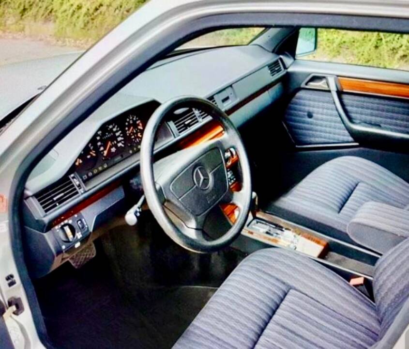 Immagine 6/19 di Mercedes-Benz E 200 (1993)
