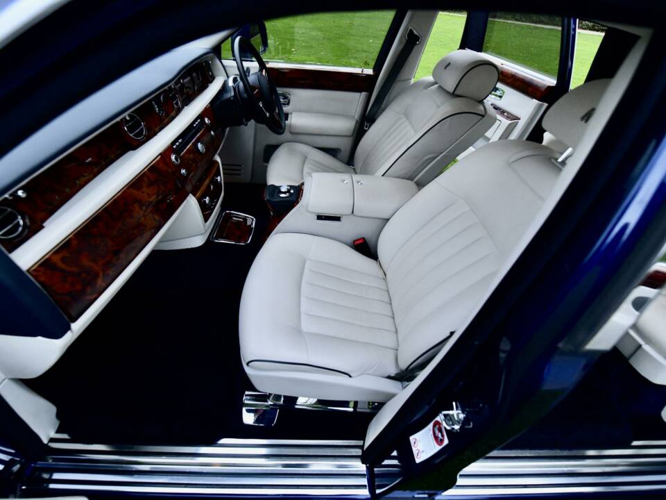 Image 44/50 of Rolls-Royce Phantom VII (2009)