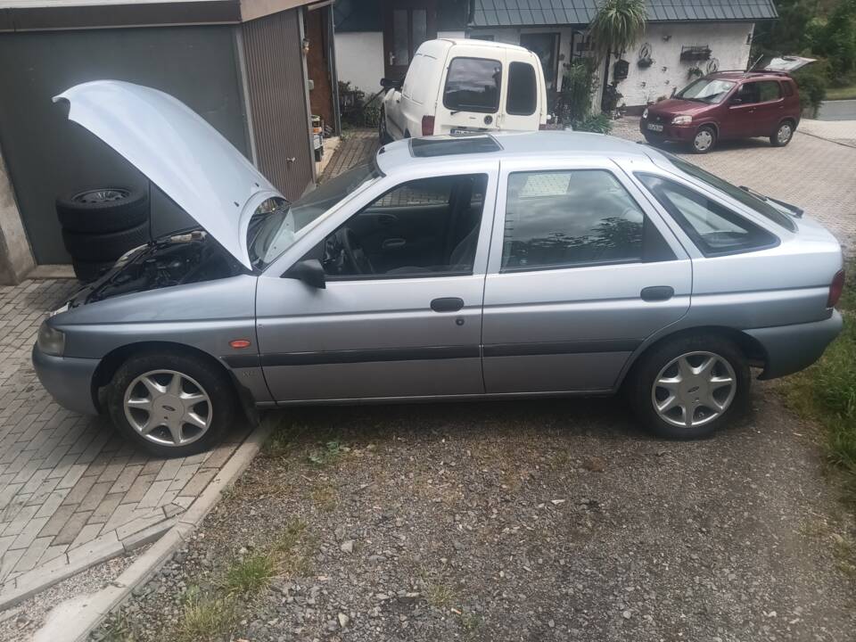 Obraz 1/6 pojazdu Ford Escort 1.6i (1996)