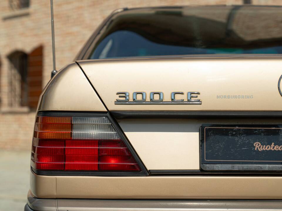 Image 14/46 de Mercedes-Benz 300 CE (1988)