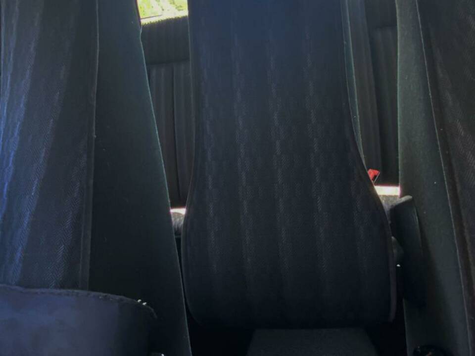 Image 34/48 of Mercedes-Benz E 200 (1991)