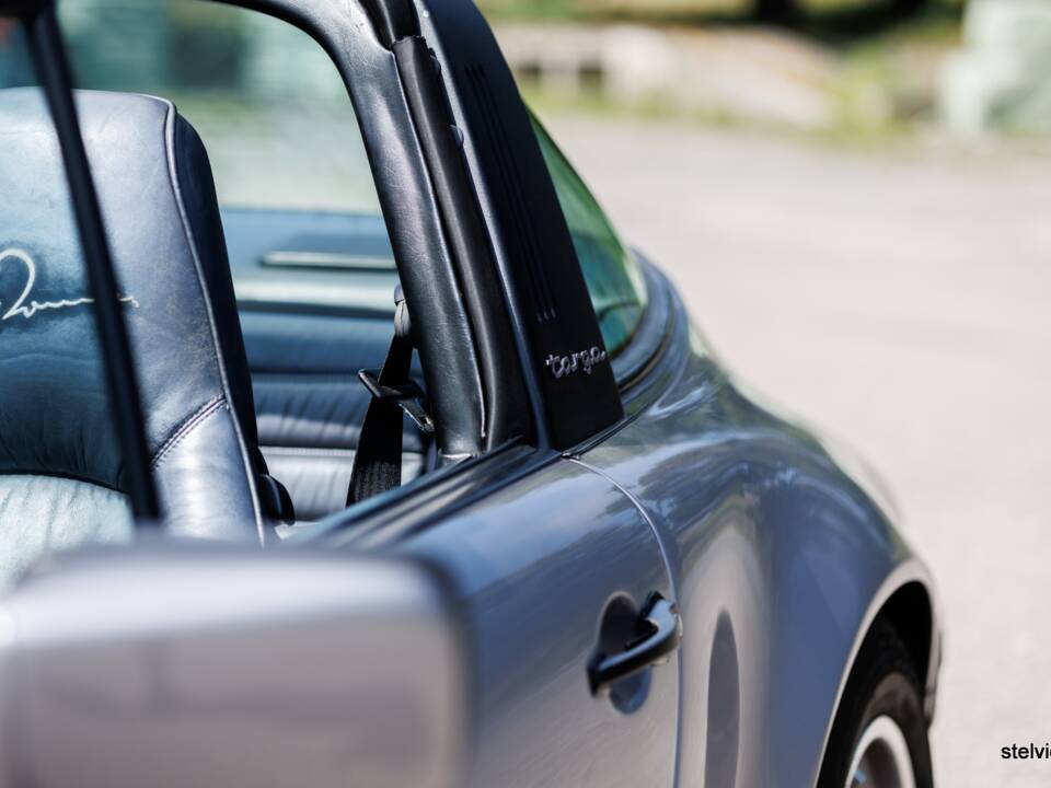 Image 22/44 de Porsche 911 Carrera 3.2 &quot;#250.000 911&quot; (1988)