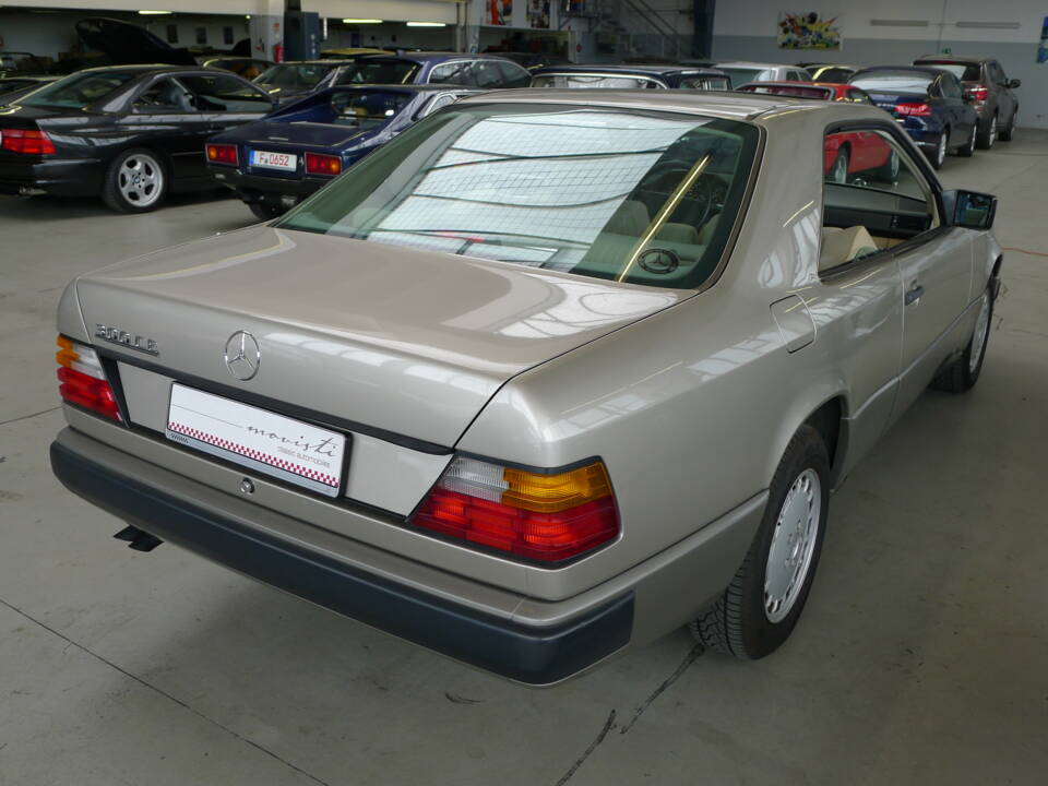 Image 29/33 of Mercedes-Benz 300 CE (1988)