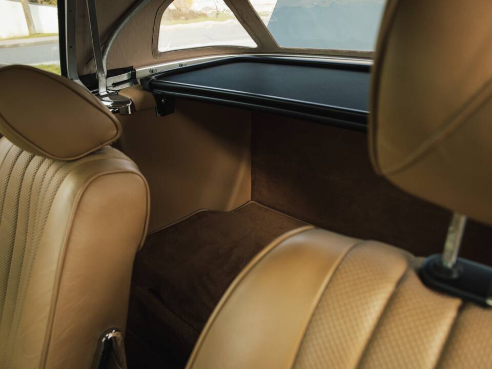 Image 7/28 of Mercedes-Benz 350 SL (1971)