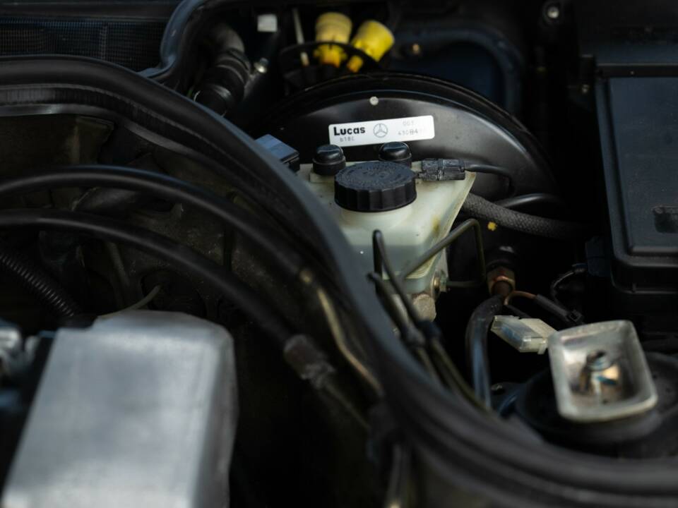 Bild 56/79 von Mercedes-Benz 200 CE (1993)