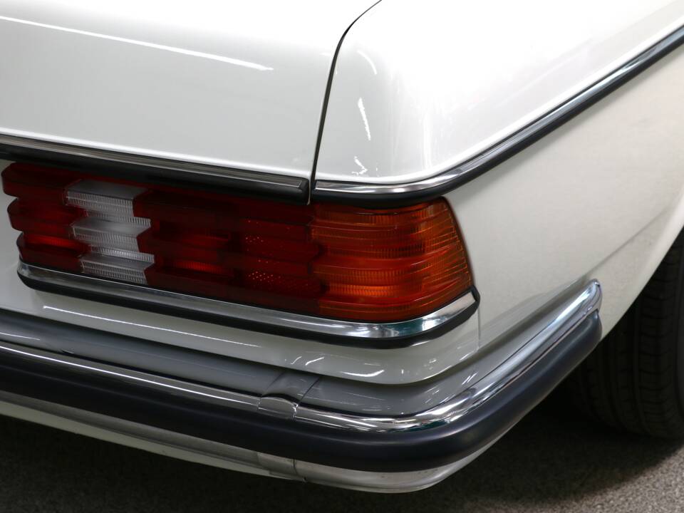 Bild 28/38 von Mercedes-Benz 230 CE (1984)