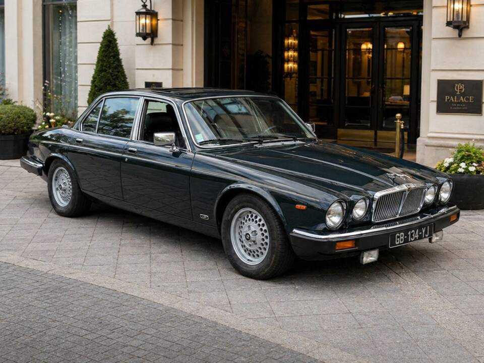 Image 1/8 of Jaguar XJ 12 (1991)