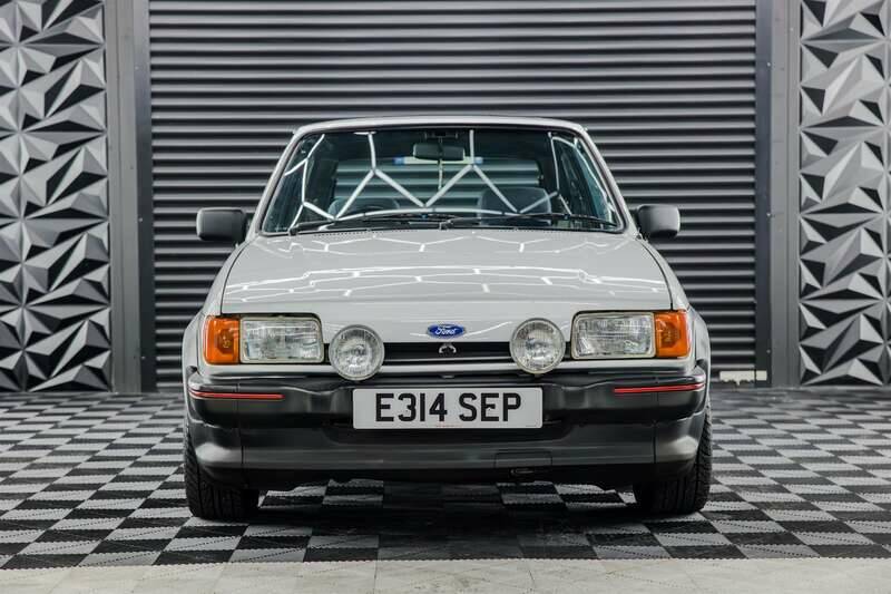 Image 13/50 de Ford Fiesta XR2 (1987)