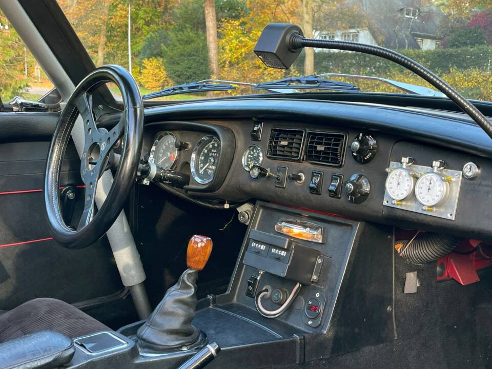 Image 13/50 of MG MGB GT (1972)