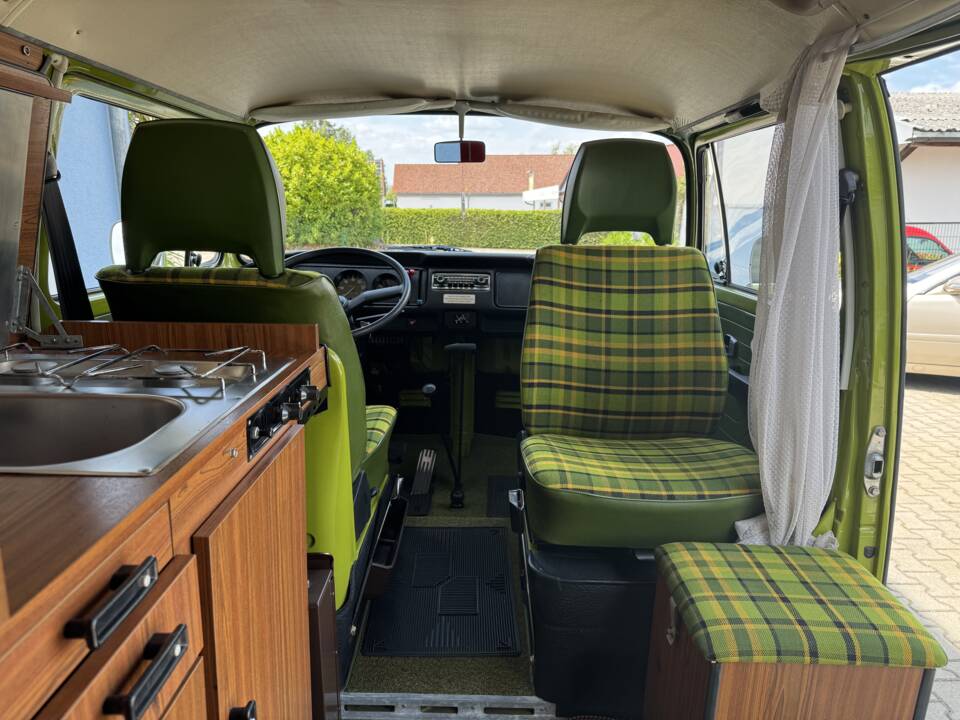 Image 71/100 of Volkswagen T2b Westfalia (1979)