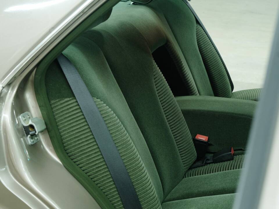 Bild 35/50 von Mercedes-Benz 300 SEL (1986)