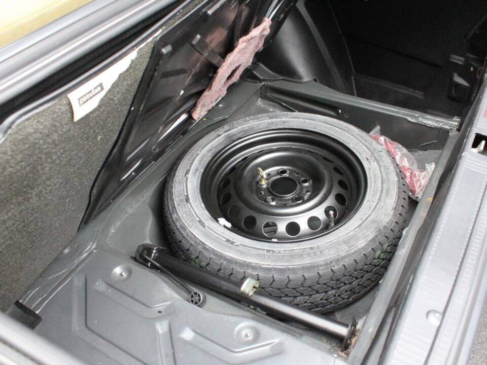 Image 18/27 of Mercedes-Benz 190 E (1987)