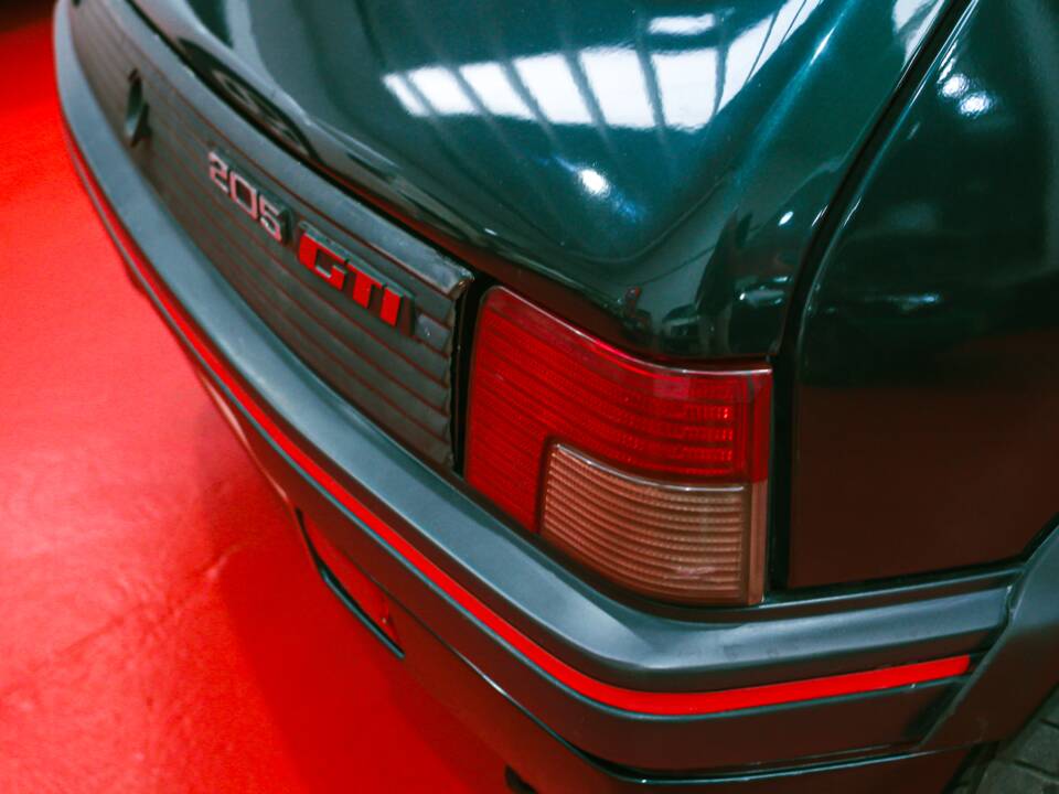 Image 15/33 of Peugeot 205 GTi 1.9 (1993)