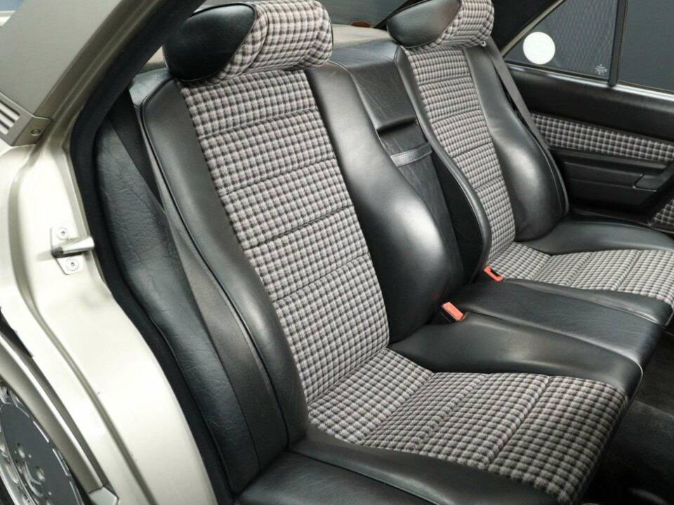 Image 20/30 of Mercedes-Benz 190 E 2.3-16 (1984)