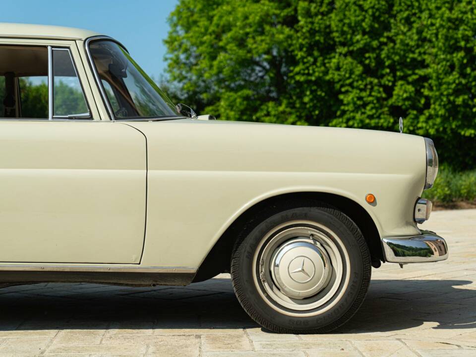 Image 25/50 of Mercedes-Benz 200 (1966)
