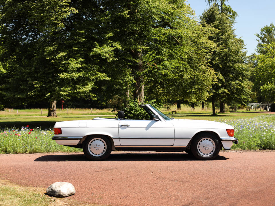Image 8/85 of Mercedes-Benz 560 SL (1986)