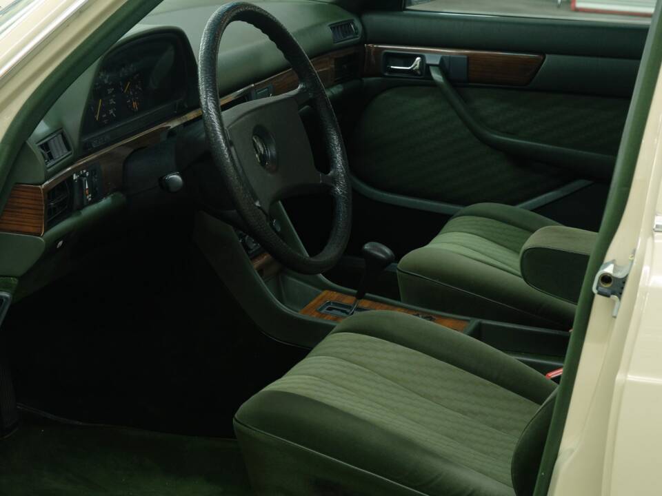 Bild 35/50 von Mercedes-Benz 280 SE (1984)