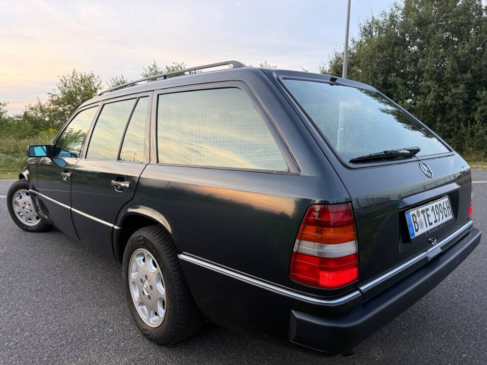 Image 9/24 of Mercedes-Benz E 320 T (1996)