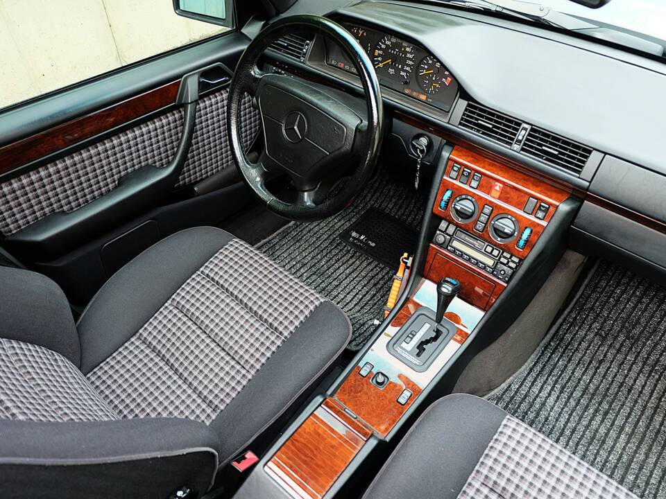 Image 23/75 of Mercedes-Benz E 280 T (1994)