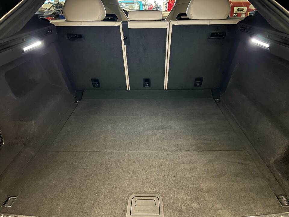 Image 17/18 of Lamborghini Urus (2019)