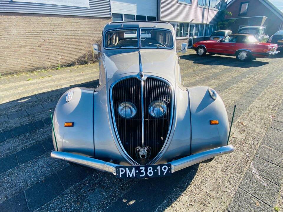 Image 2/50 of Peugeot 402 B (1938)