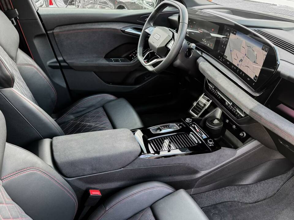 Image 8/15 of Audi Q6 e-tron quattro (2024)
